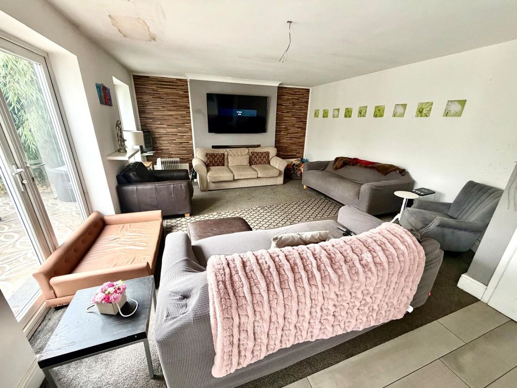 Property photo 3 of 8 Lounge