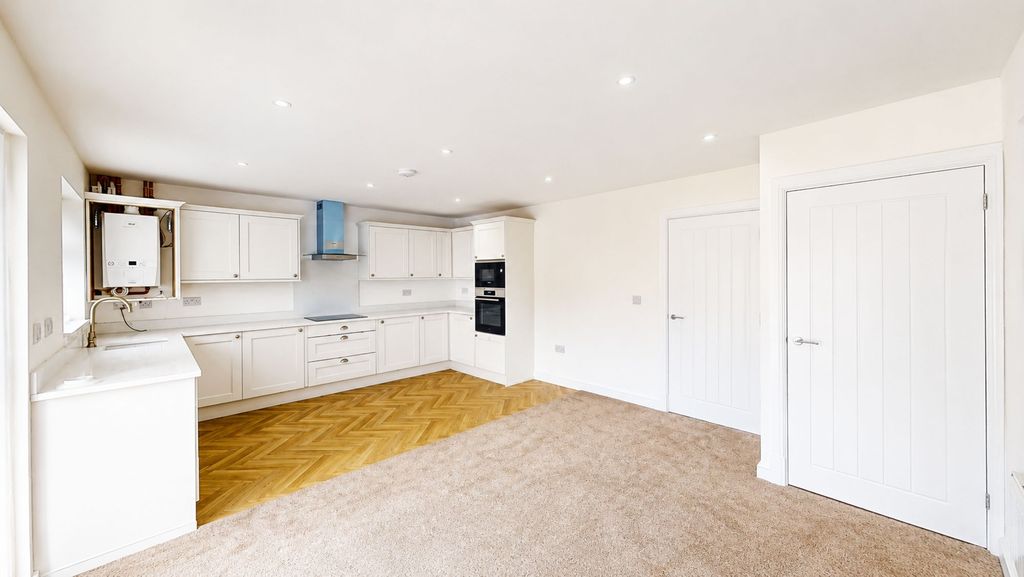 Property photo 3 of 18 Kitchen