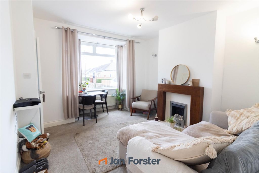 Property photo 2 of 8 Lounge