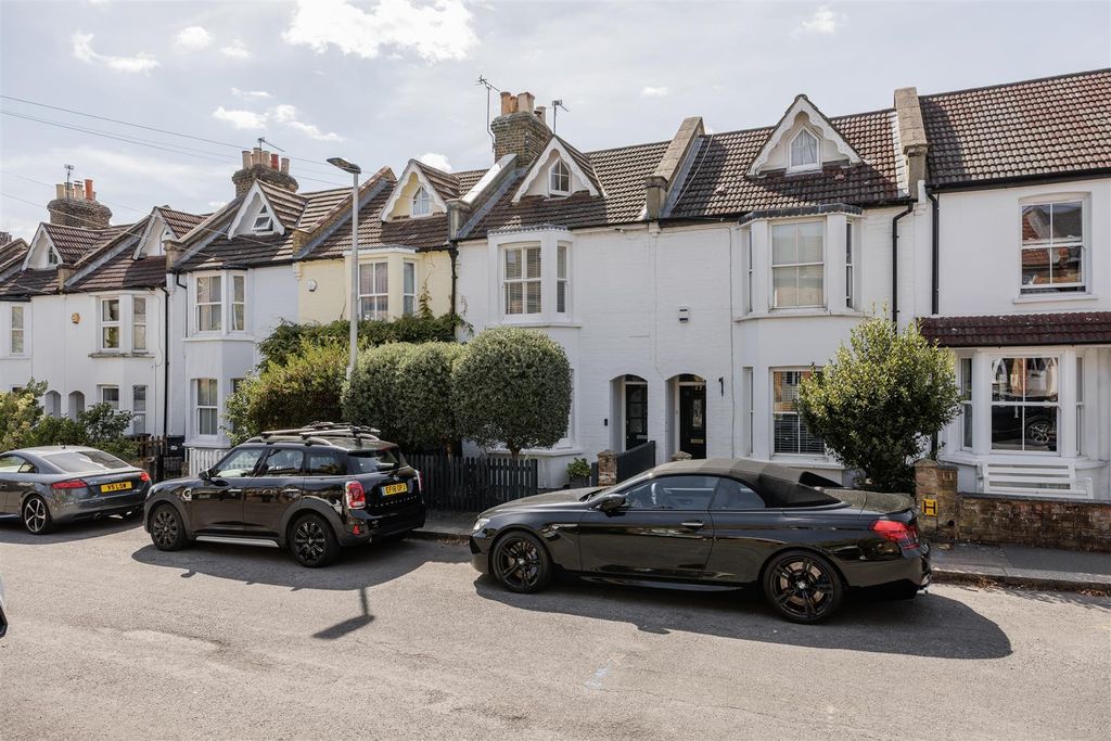 Property photo 1 of 34 Horn Lane, Ig8