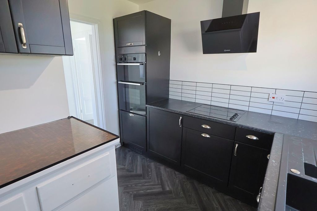 Property photo 3 of 7 Kitchen