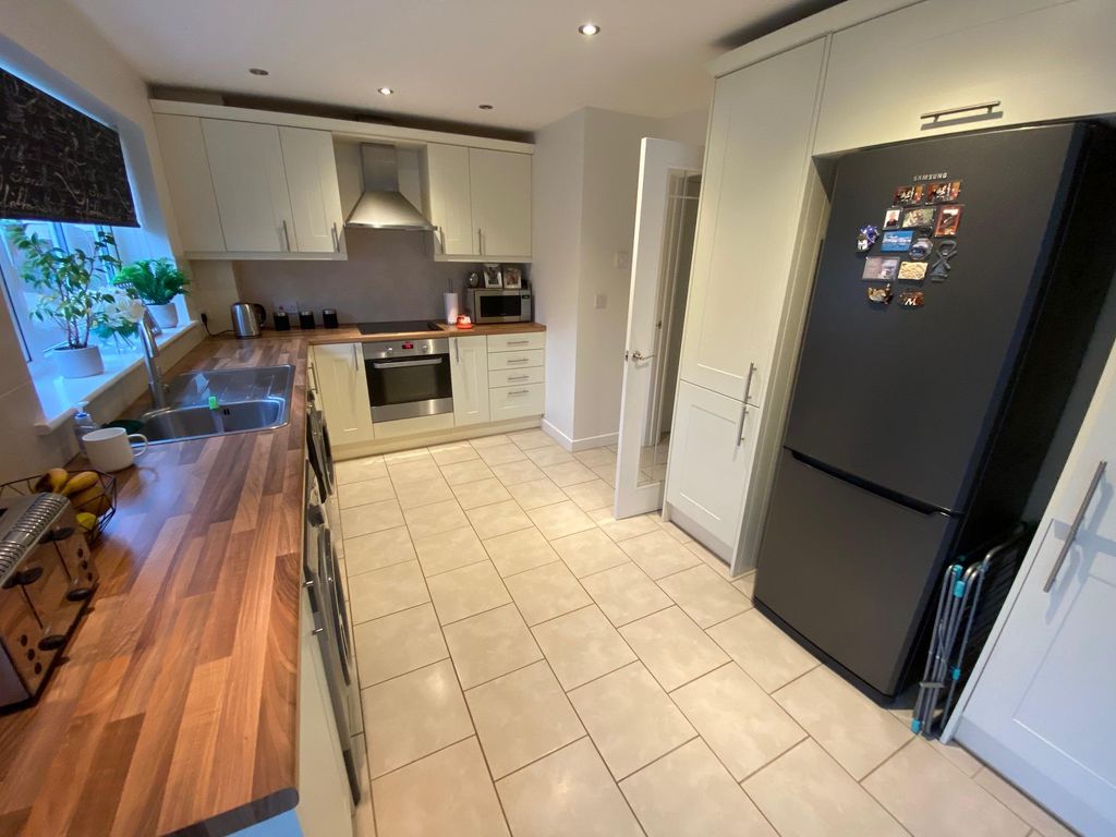 Property photo 2 of 11 Kitchen