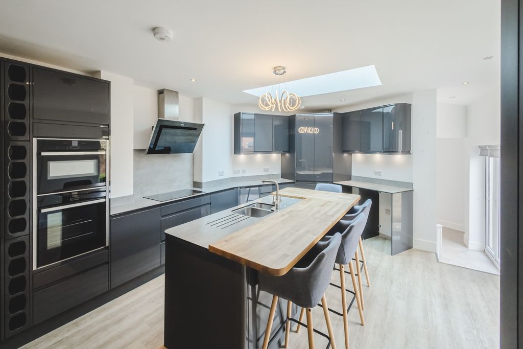 Property photo 2 of 29 4360982
