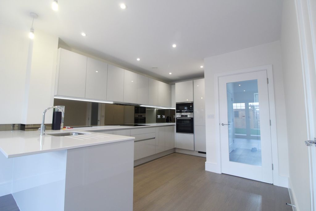 Property photo 2 of 12 Kitchen