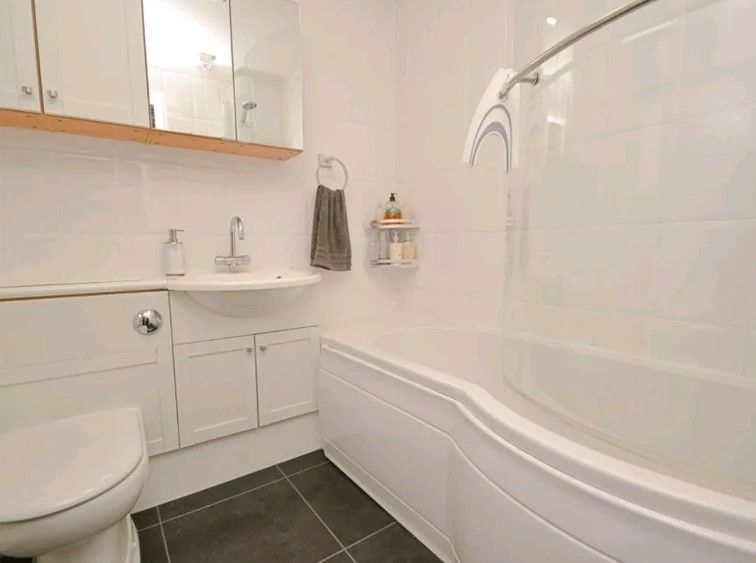 Property photo 3 of 7 Bathroom