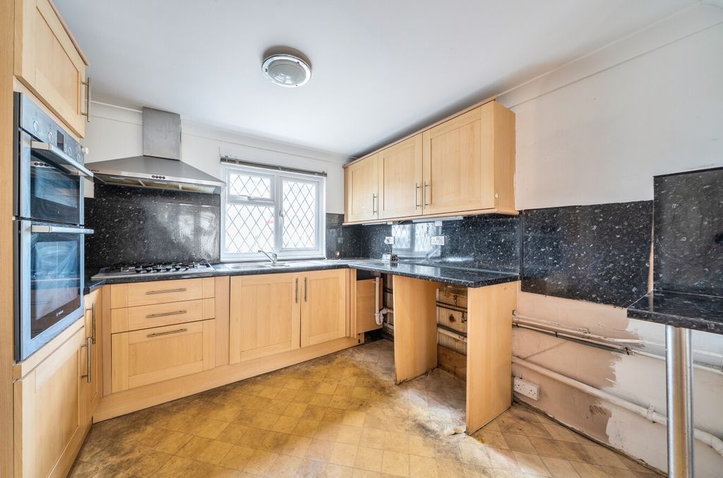 Property photo 2 of 20 5292552