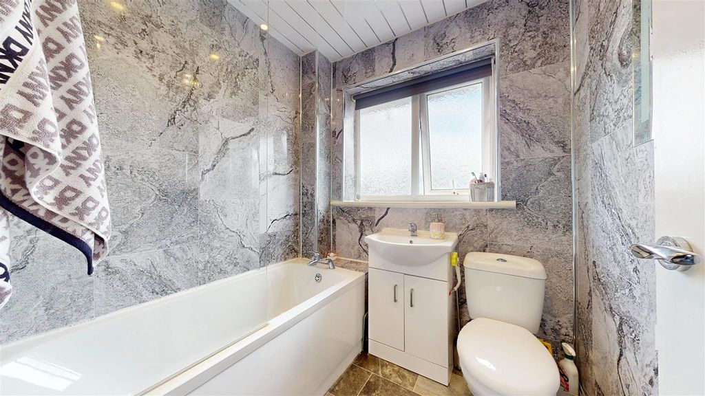 Property photo 3 of 19 Poynter Street Bathroom