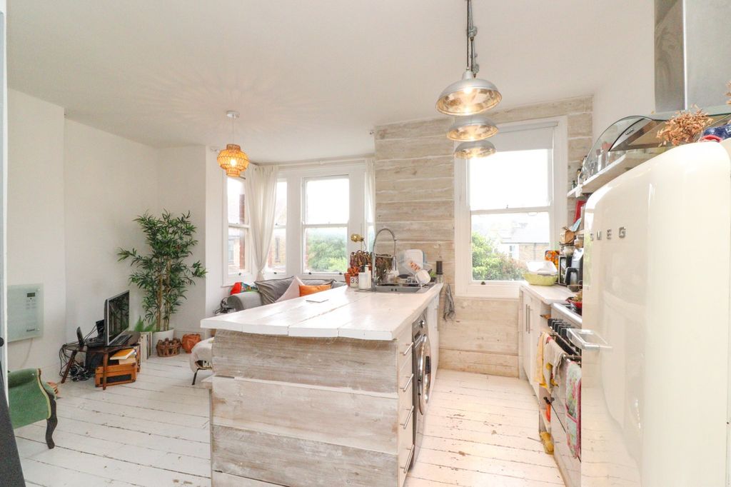 Property photo 3 of 8 Picture 3