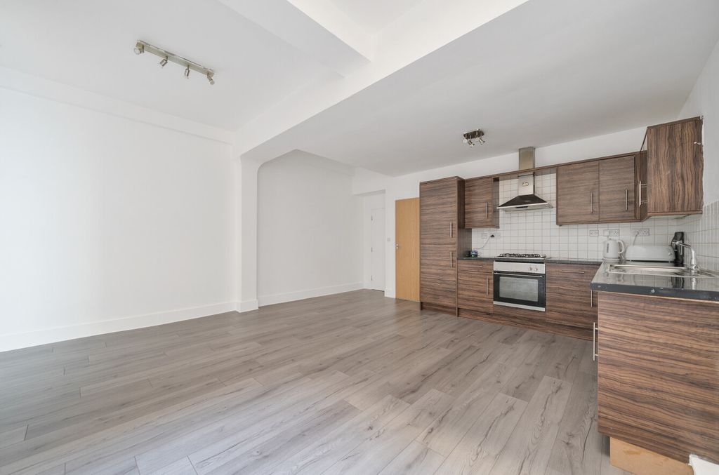 Property photo 3 of 16 1496264-16-6A5F33...