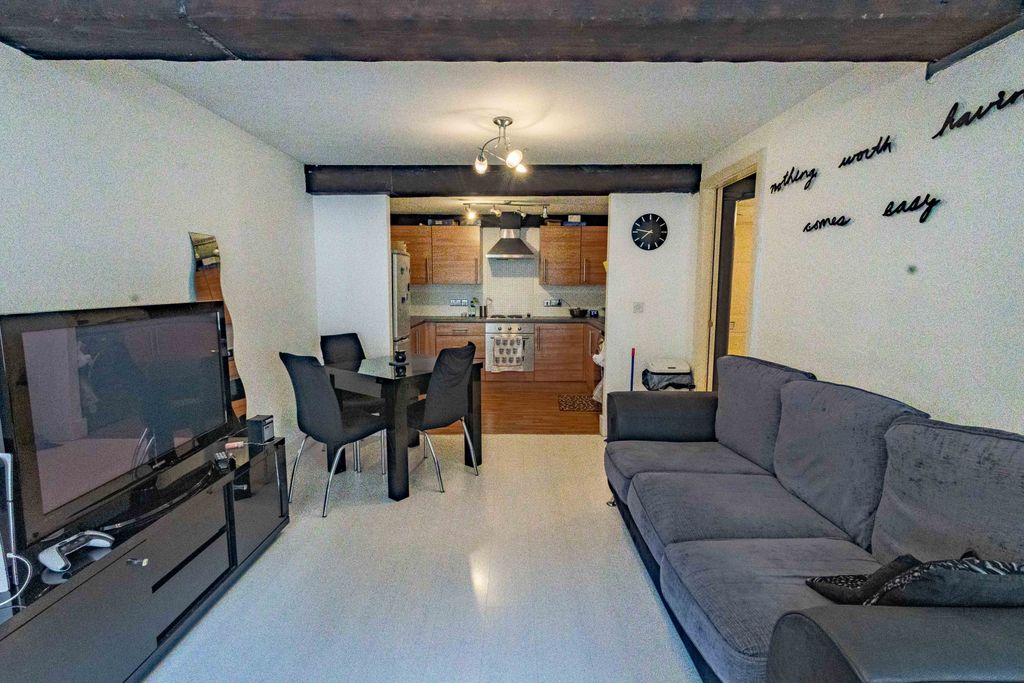 Property photo 3 of 19 Lounge