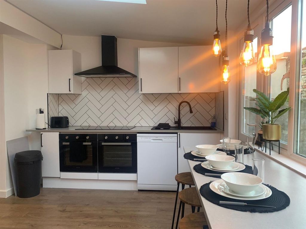 Property photo 3 of 10 Kithcen