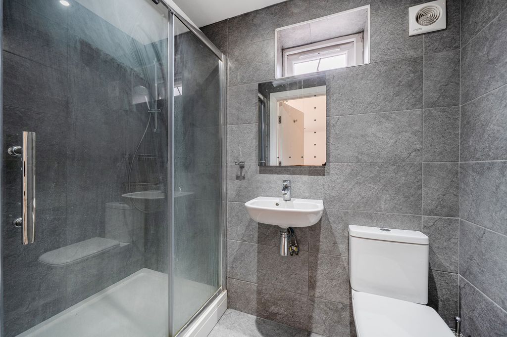 Property photo 3 of 20 Bathroom