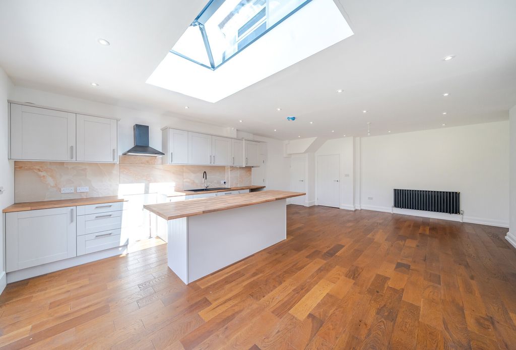 Property photo 3 of 21 1341085-8-689Df04...