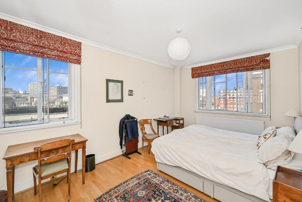 Property photo 3 of 14 18-34-Bryanston-Square (12).Jpg