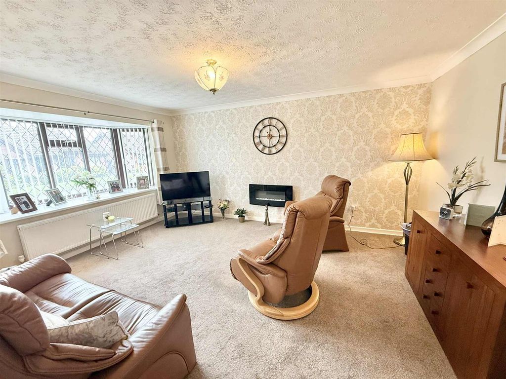 Property photo 3 of 12 Lounge