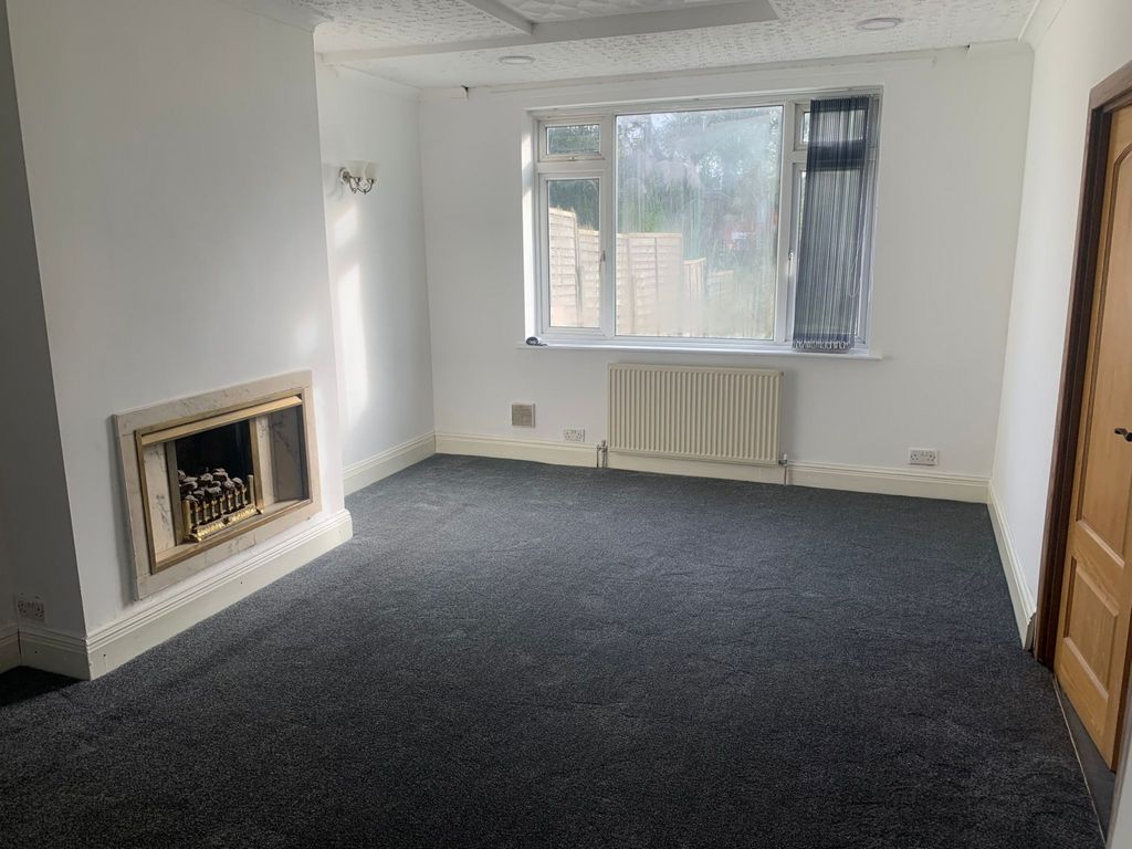 Property photo 3 of 11 A Bright And Spacious Living Room Featuring A Larg...