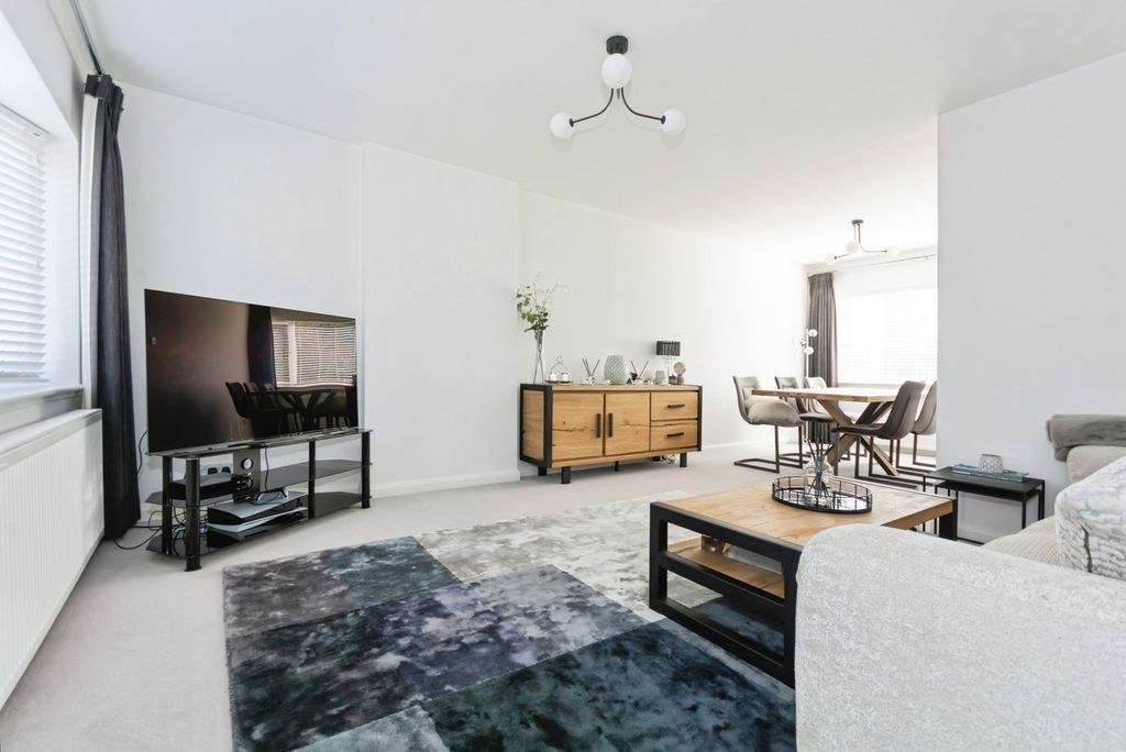 Property photo 2 of 17 Lounge