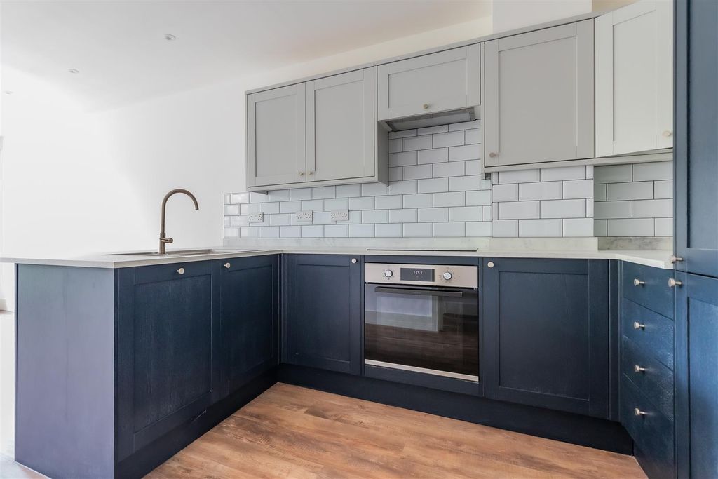Property photo 2 of 16 14 Sophia Mews (8 Of 14).Jpg