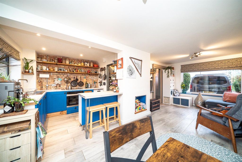 Property photo 2 of 26 Kitchen/Dining Room