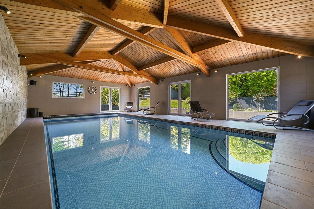 Property photo 2 of 33 Swimming Pool