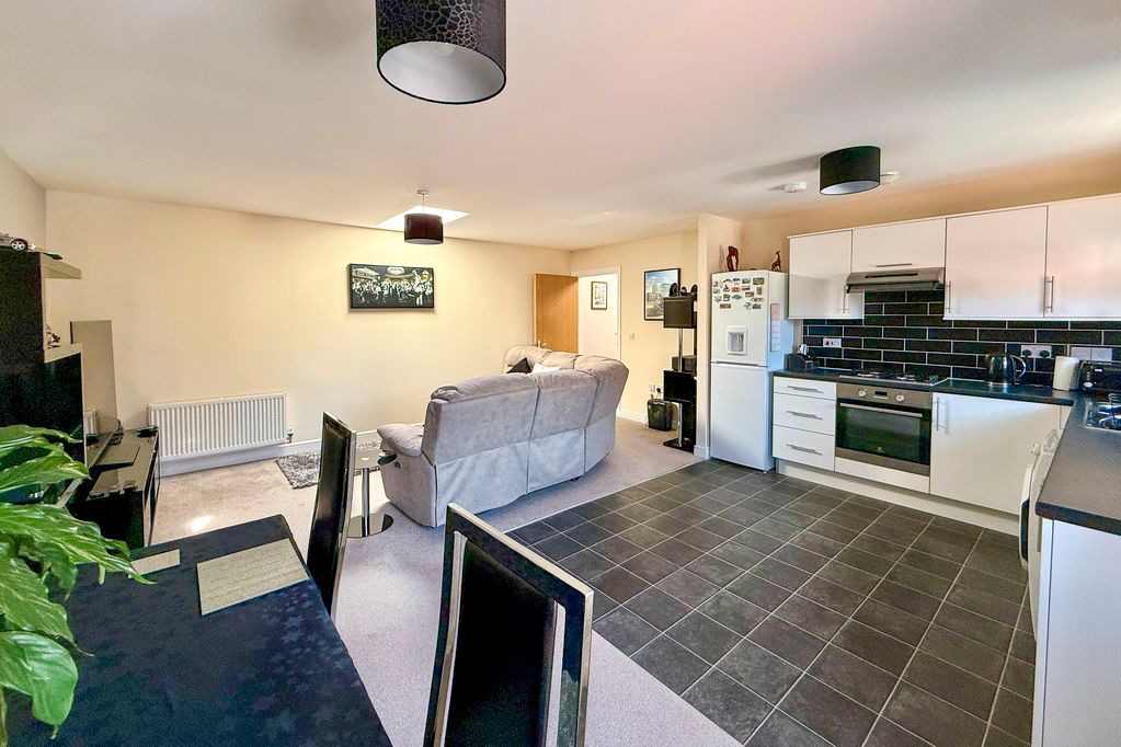 Property photo 3 of 16 Living Room/Kitchen