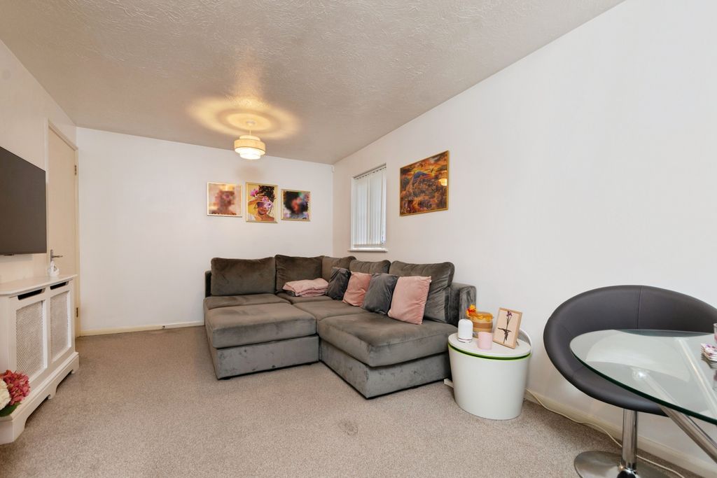 Property photo 2 of 19 Lounge