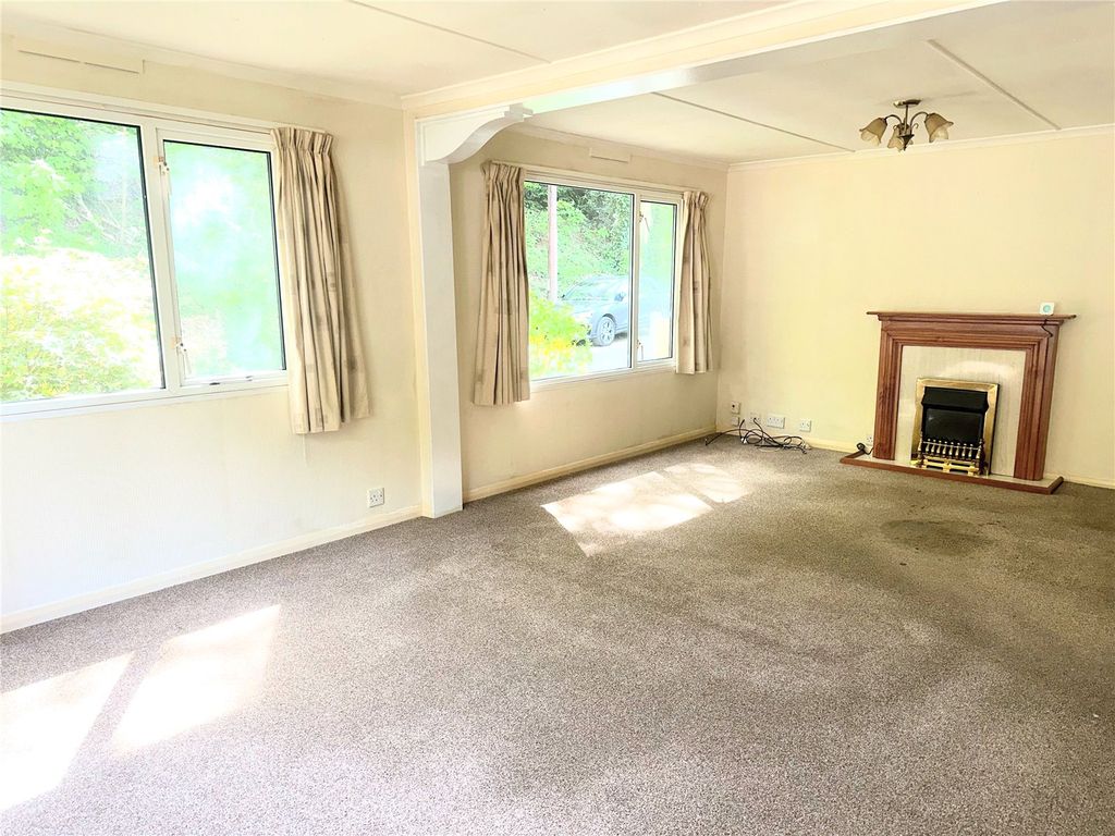 Property photo 3 of 18 Lounge