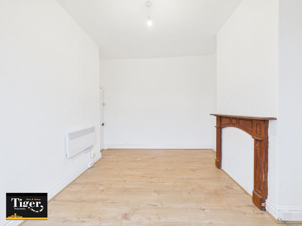 Property photo 3 of 10 Cam03440G0-Pr0518-Still007