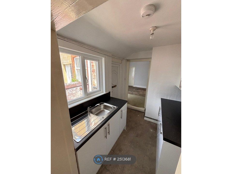 Property photo 3 of 9 Kitchen