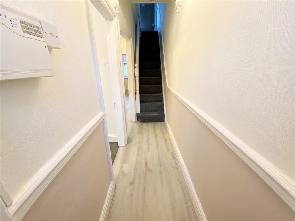 Property photo 2 of 11 Entrance Hall