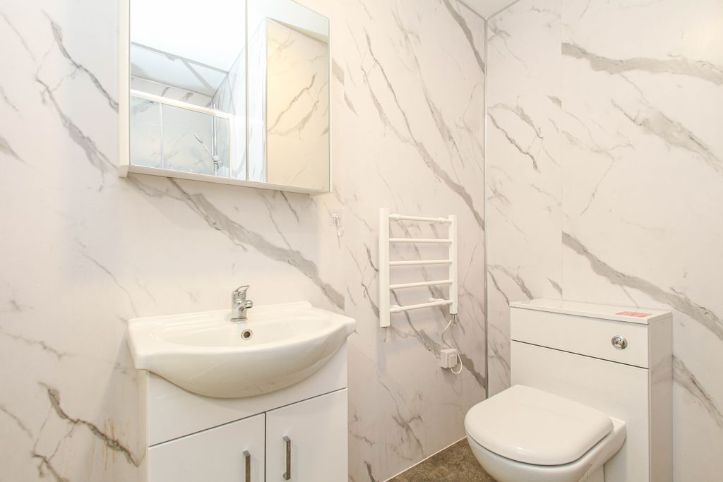 Property photo 3 of 24 Bathroom 2 (2)