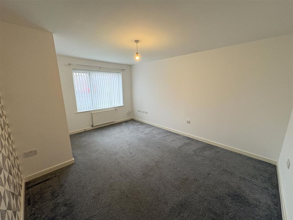 Property photo 3 of 16 Lounge