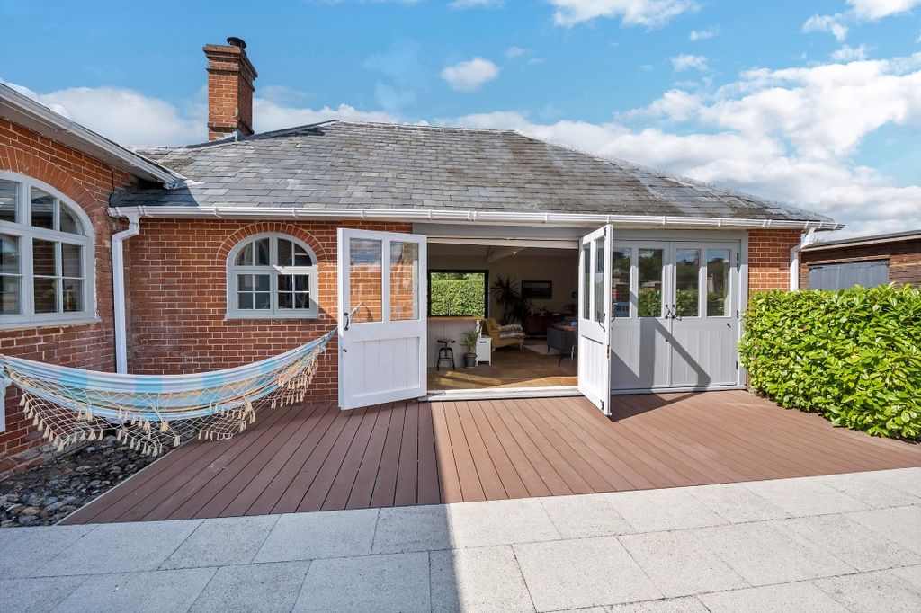 Property photo 2 of 31