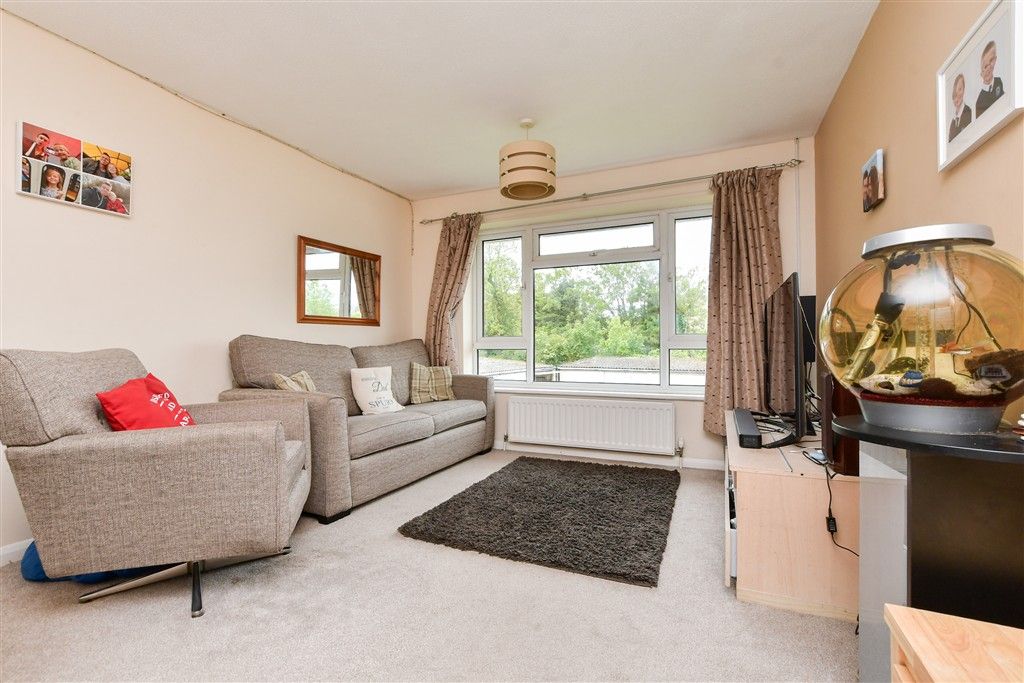 Property photo 3 of 12 Lounge