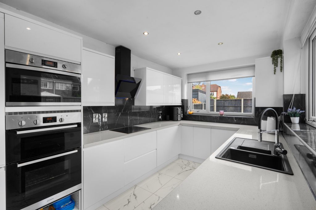 Property photo 3 of 11 Kitchen 2