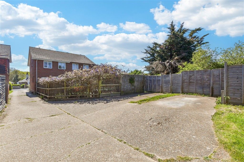 Property photo 2 of 10 Driveway/Parking