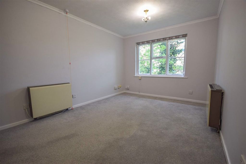Property photo 2 of 11 Living/ Dining Room
