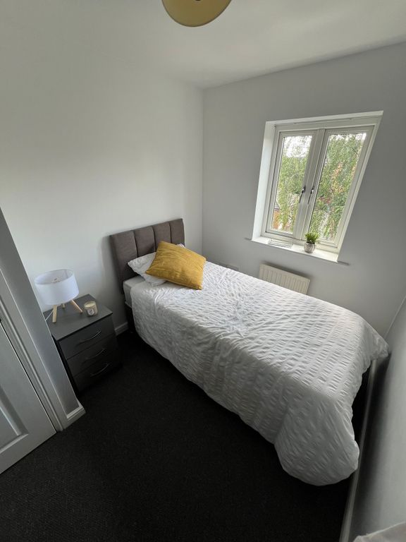 Property photo 1 of 9 A Neat, Well-Kept Single Bedroom Featuring A Cozy ...