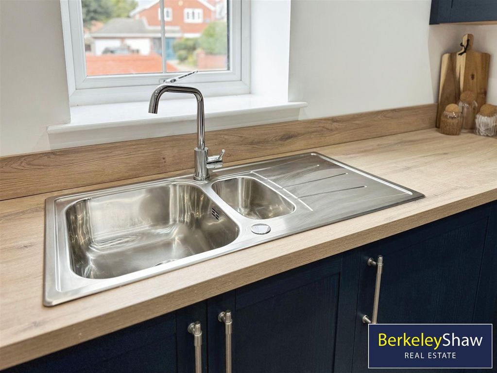 Property photo 3 of 14 Kitchen