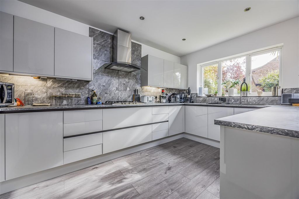 Property photo 3 of 30 Highlands Road, Fareham-Porticomarketing-Nexa-27.J