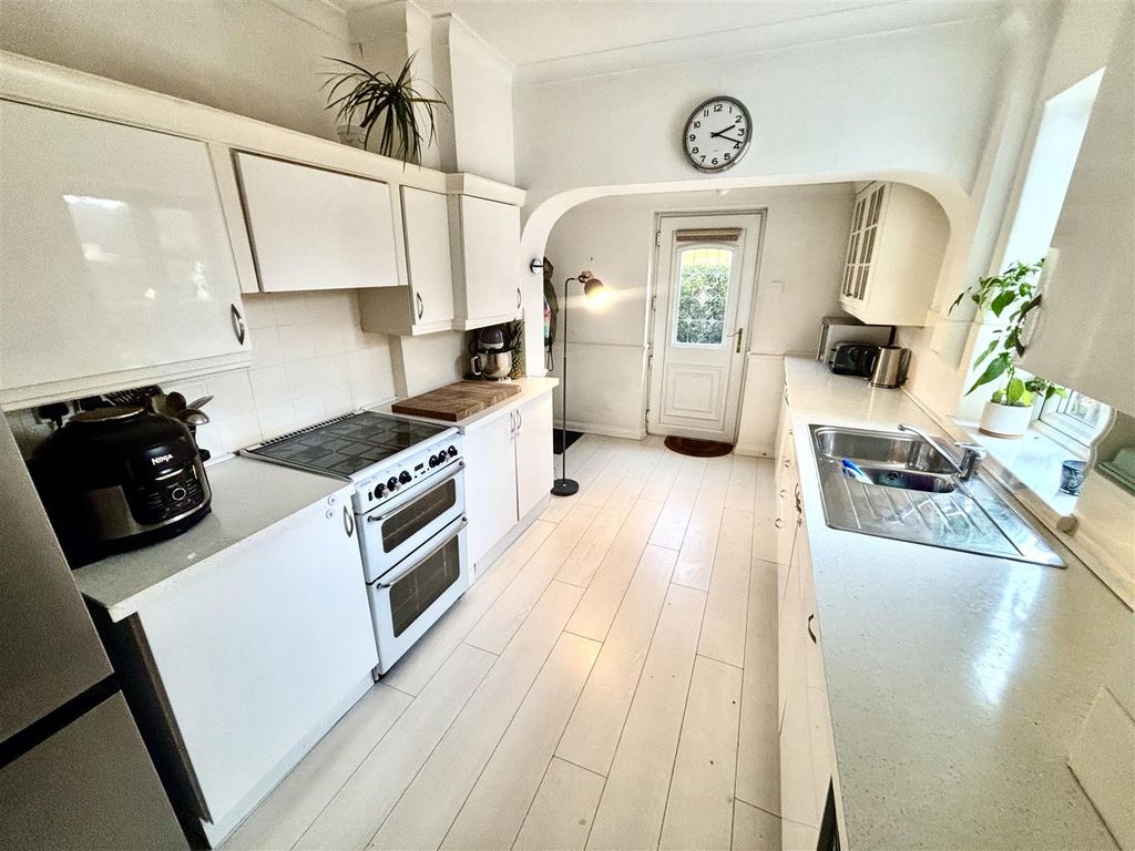 Property photo 3 of 19 Kitchen