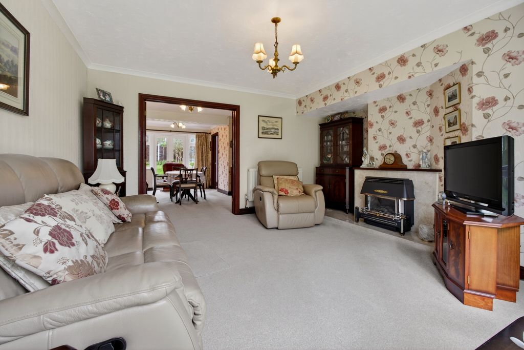 Property photo 2 of 13 Living Room (2)