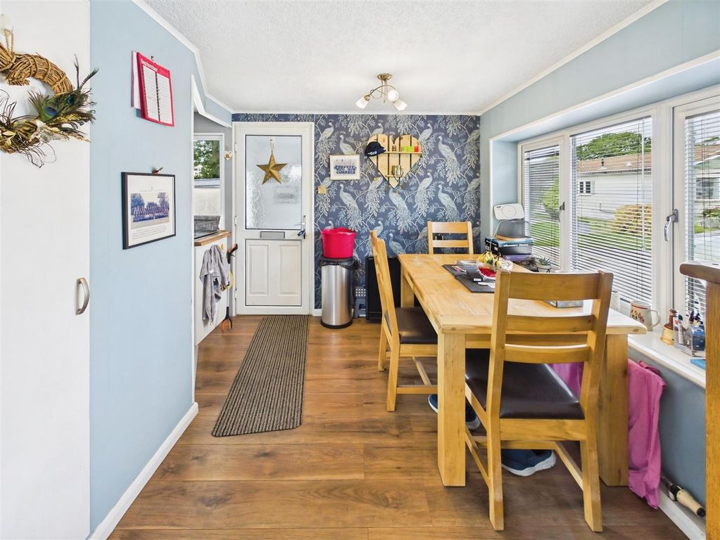 Property photo 3 of 11 Dining