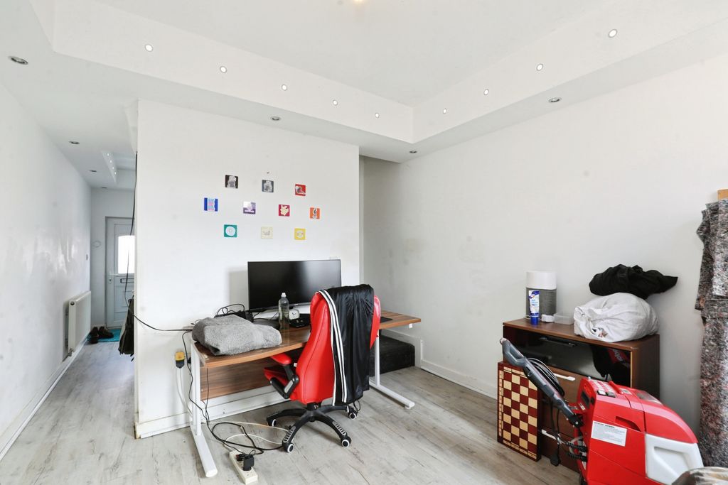 Property photo 2 of 14 Lounge