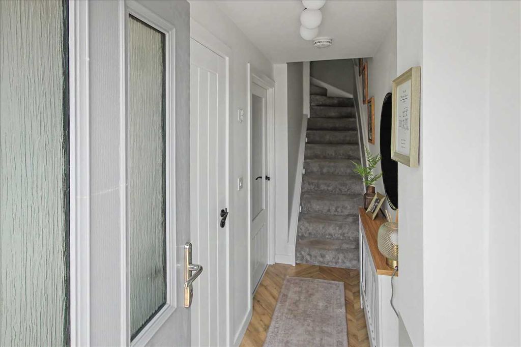 Property photo 2 of 25 Entrance Hall