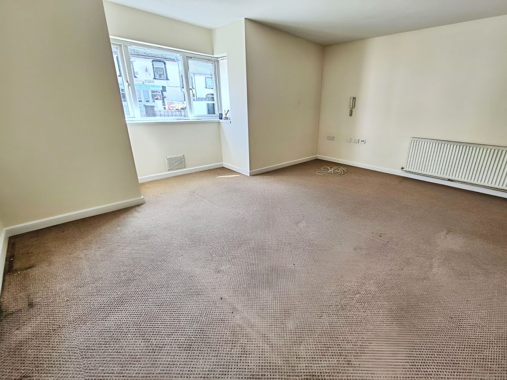 Property photo 3 of 6 Lounge