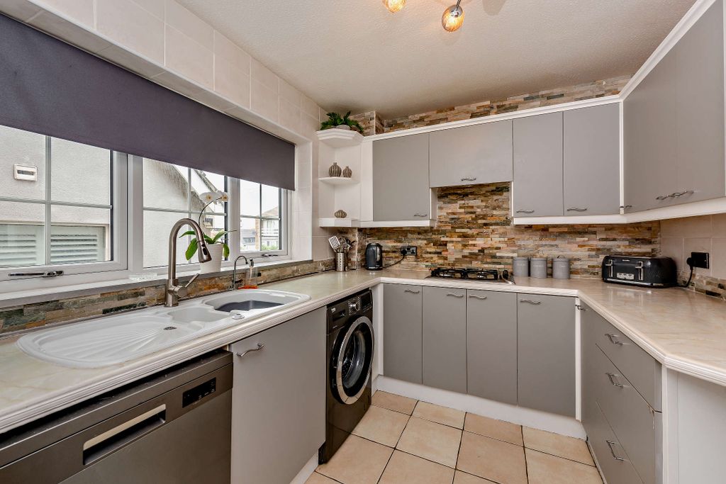 Property photo 2 of 36