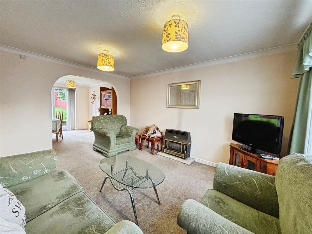 Property photo 3 of 19 Lounge