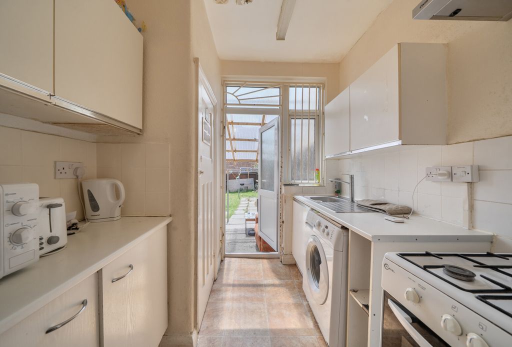 Property photo 1 of 10 1469382-18-6A1d87...