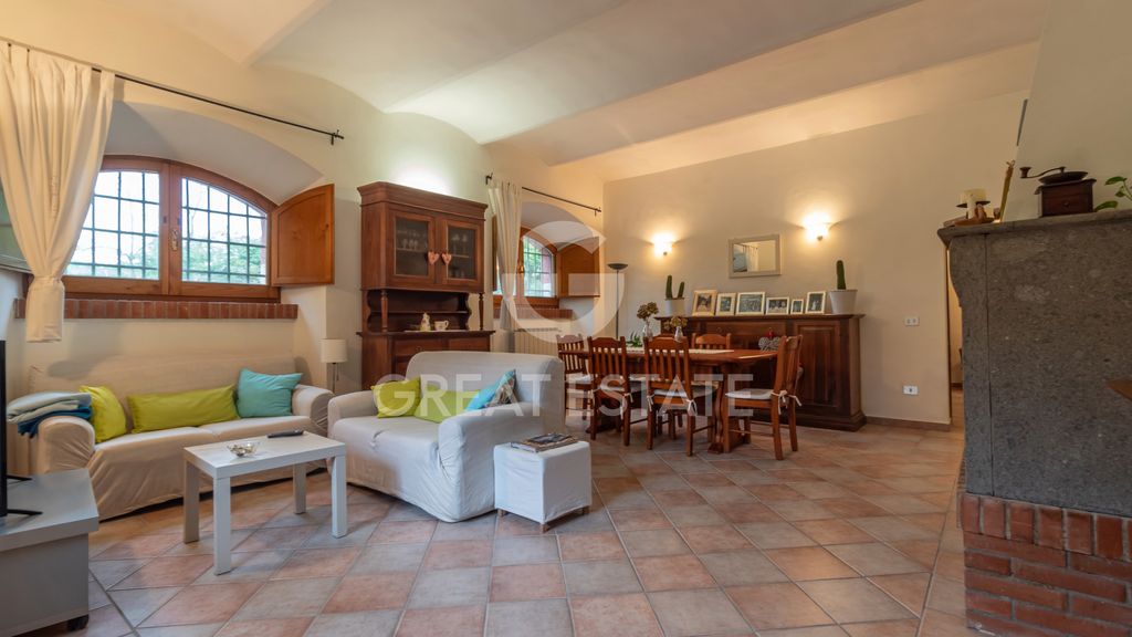 Property photo 2 of 40 Interiors